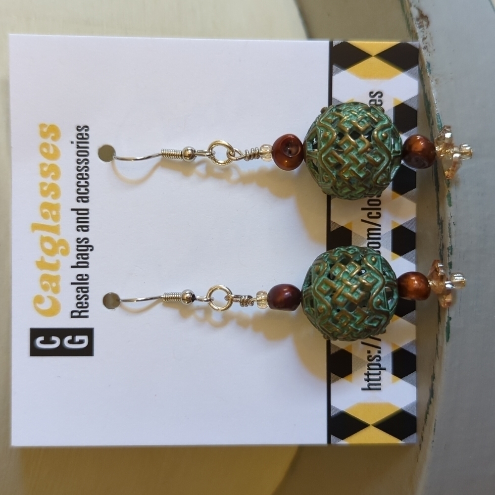 Handmade antique brass and pearl earrings - Picture 3 of 4